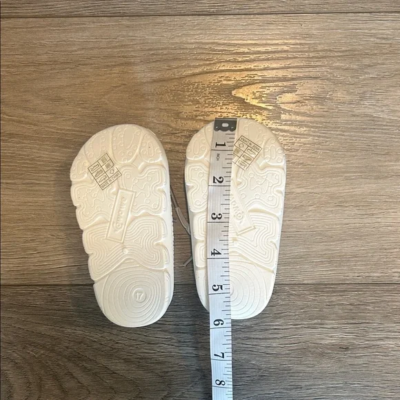 NWOT Baby Kids White Slip On Shoes - Picture 4 of 4